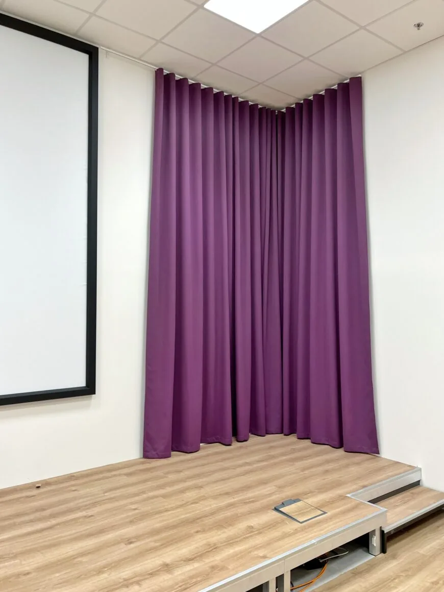 Akustické závěsy do přednáškové místnosti
