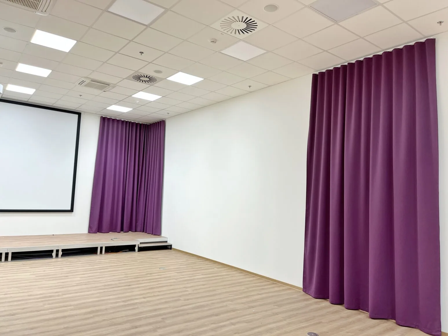 Akustické závěsy do přednáškové místnosti