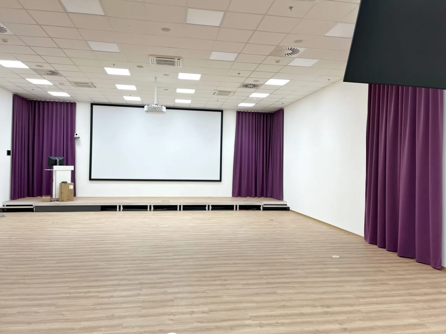 Akustické závěsy do přednáškové místnosti