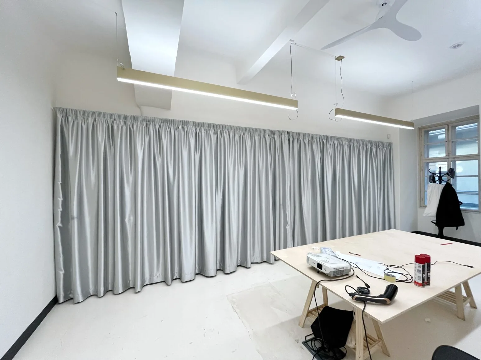 Stříbrný závěs pro re:architekti