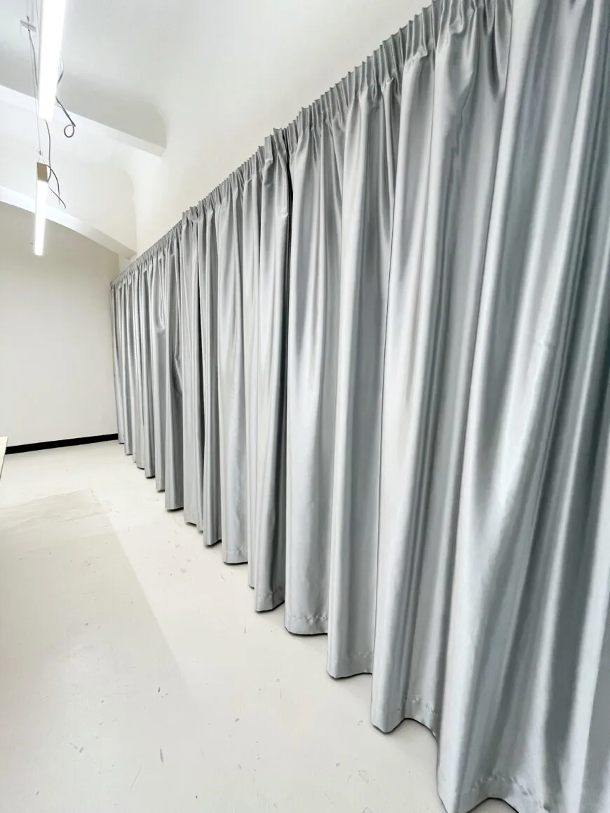 Stříbrný závěs pro re:architekti