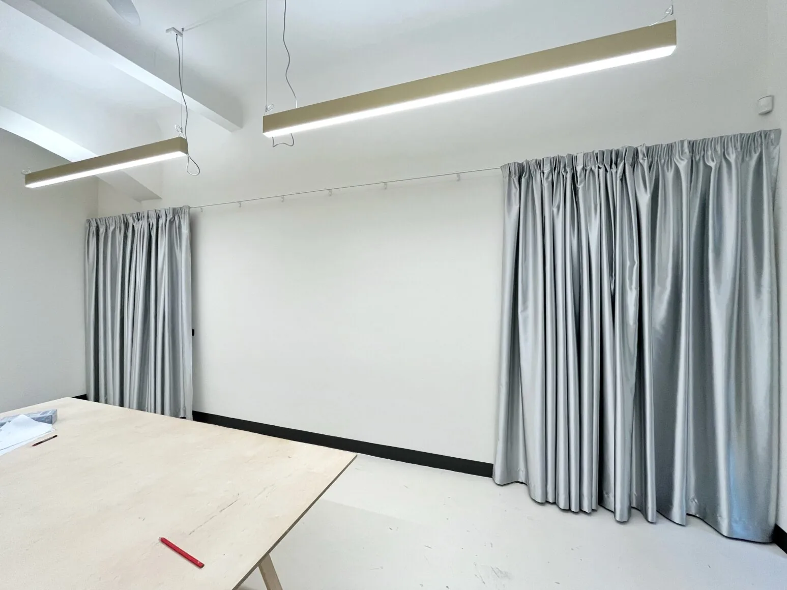 Stříbrný závěs pro re:architekti