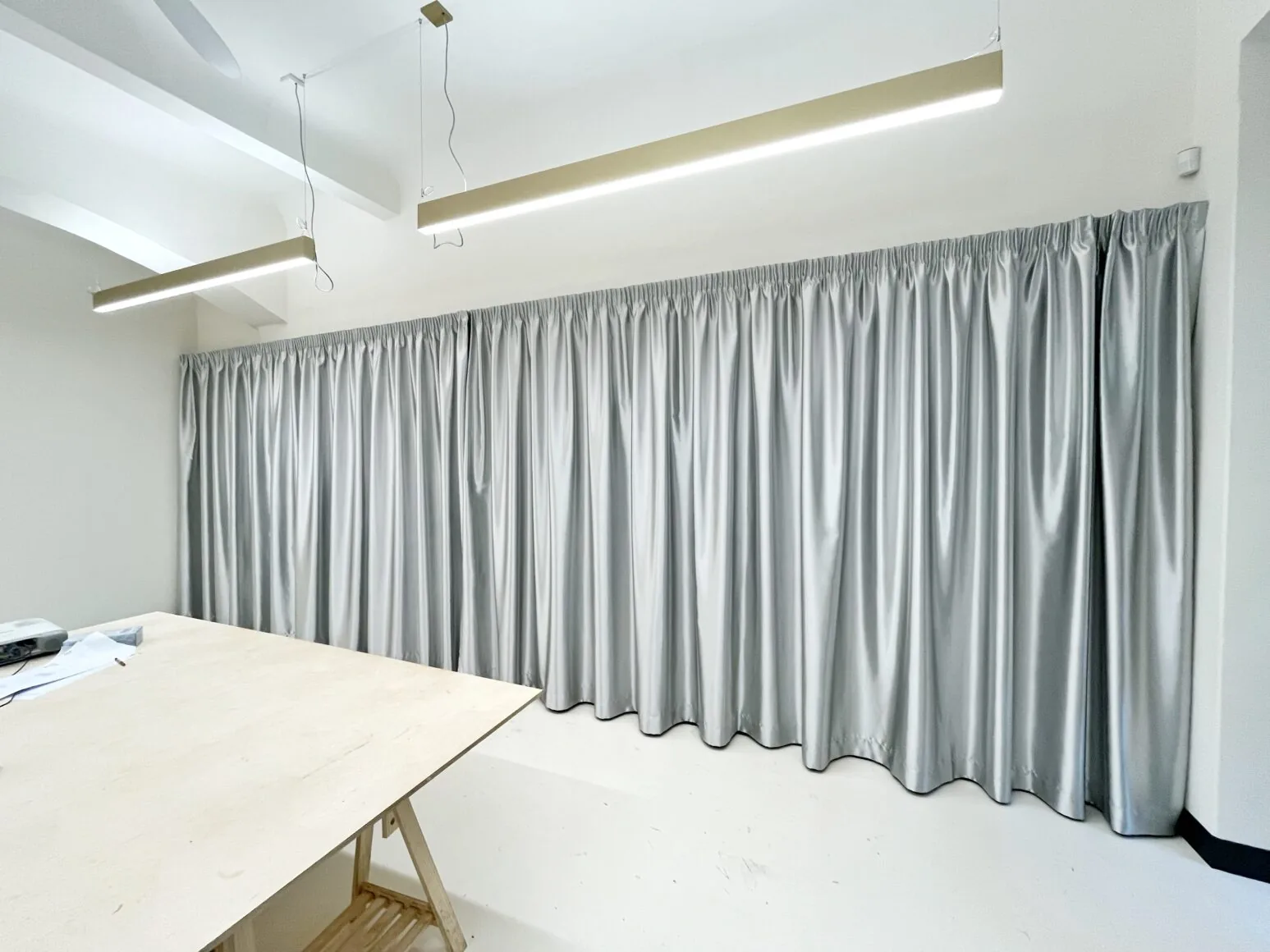 Stříbrný závěs pro re:architekti