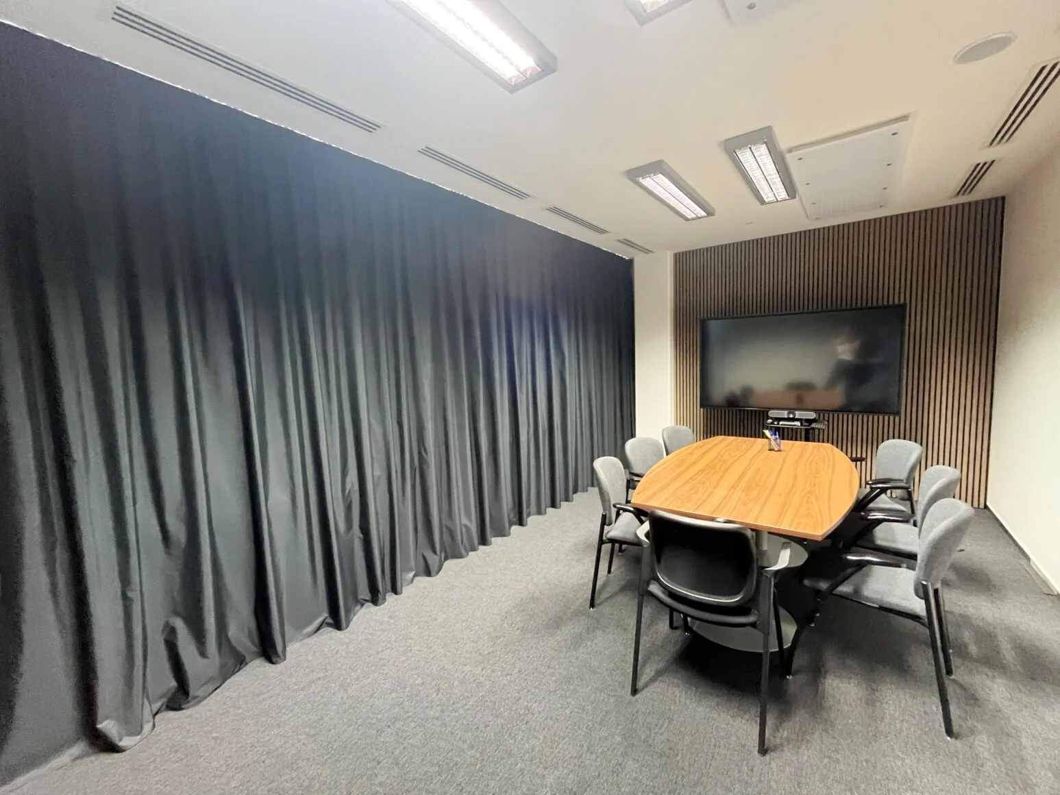 Závěs – podcastové studio