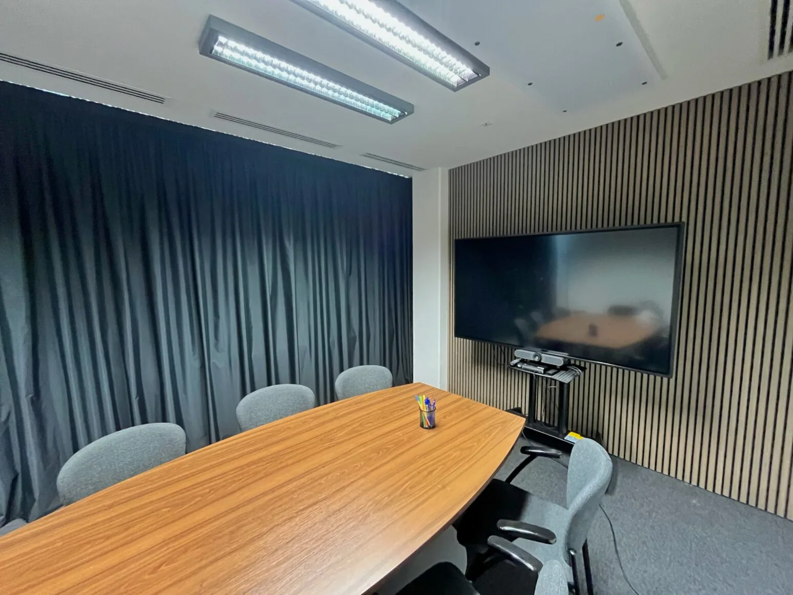 Závěs – podcastové studio