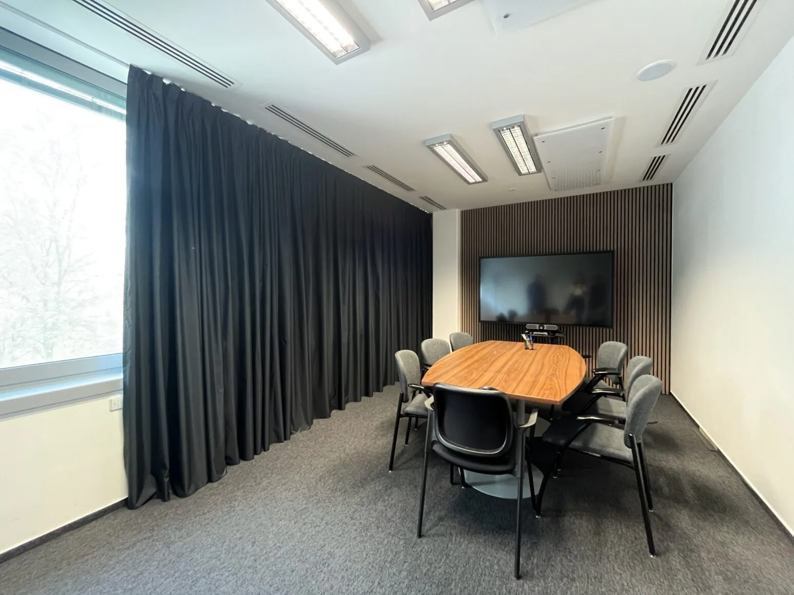 Závěs – podcastové studio