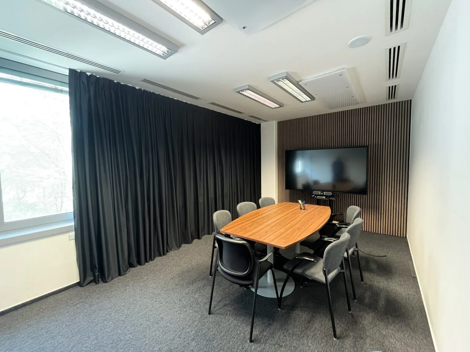 Závěs – podcastové studio