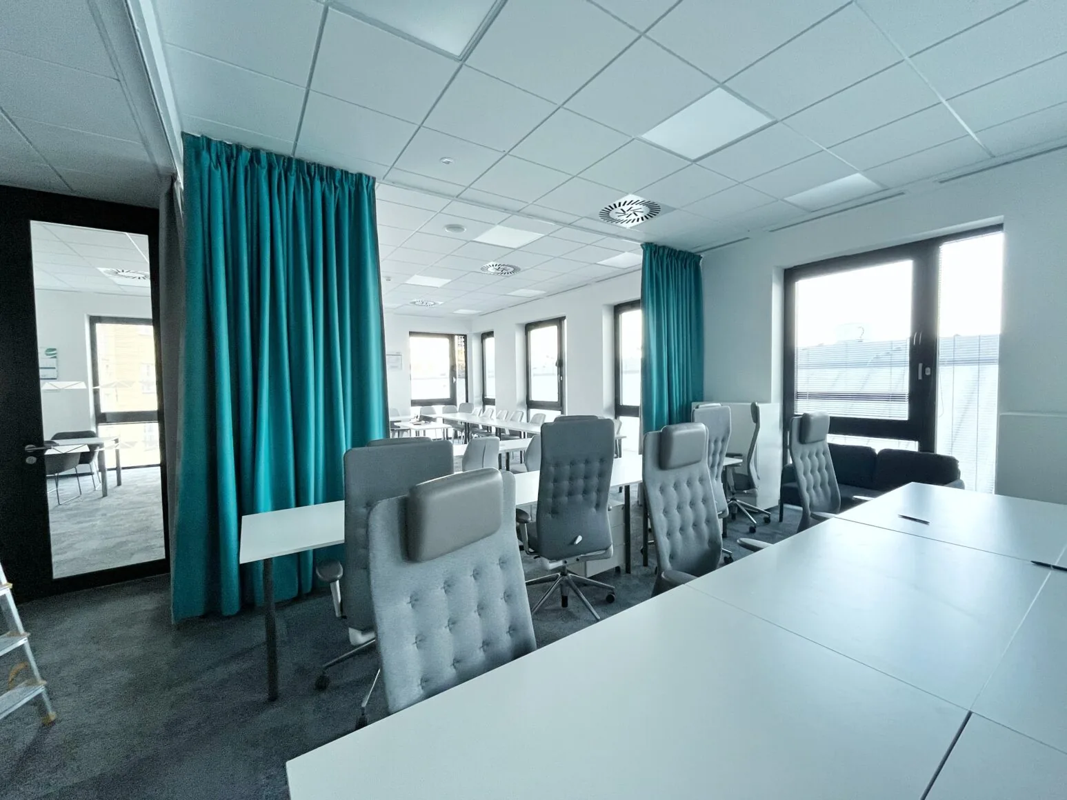 Závěsy do kanceláře